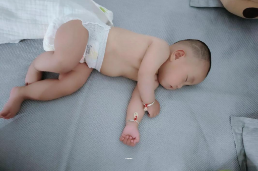 常宁怀孕多久会显肚子